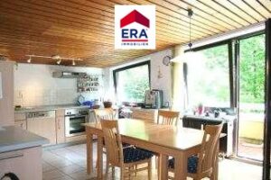 Essbereich mit große Glasfront und Ausblick