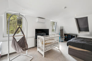 geräumiges Schlafzimmer