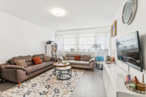 Geräumiges Wohnzimmer