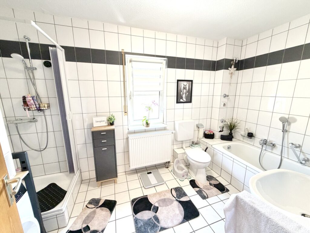 Bad mit Wanne+Dusche