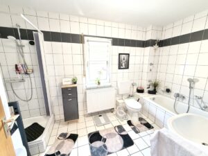 Bad mit Wanne+Dusche