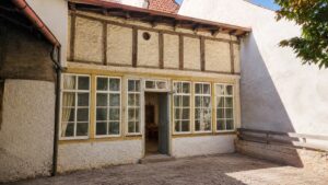 Werkstatt Hinterhof KI-Beispiel
